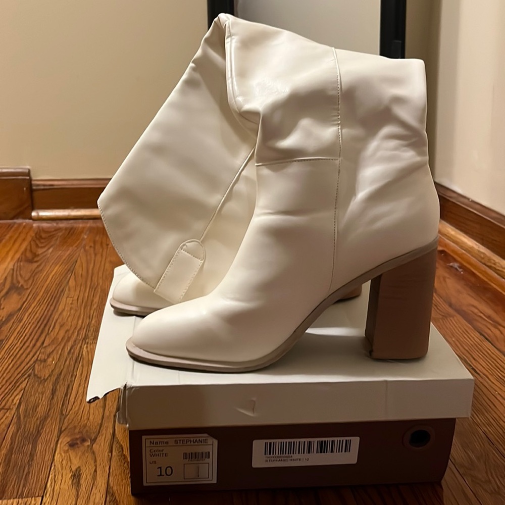 New in box oasis society size 10 Stephanie boot- white